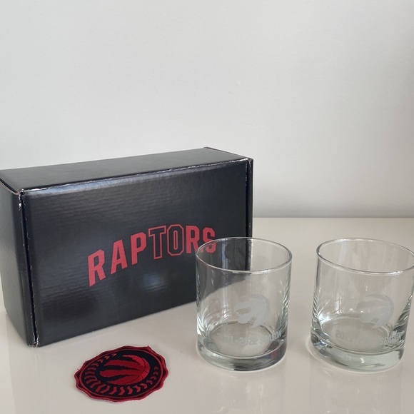 Raptors commemorative glasses for the 2021-22 basketball season & Raptors patch - Picture 7 of 11